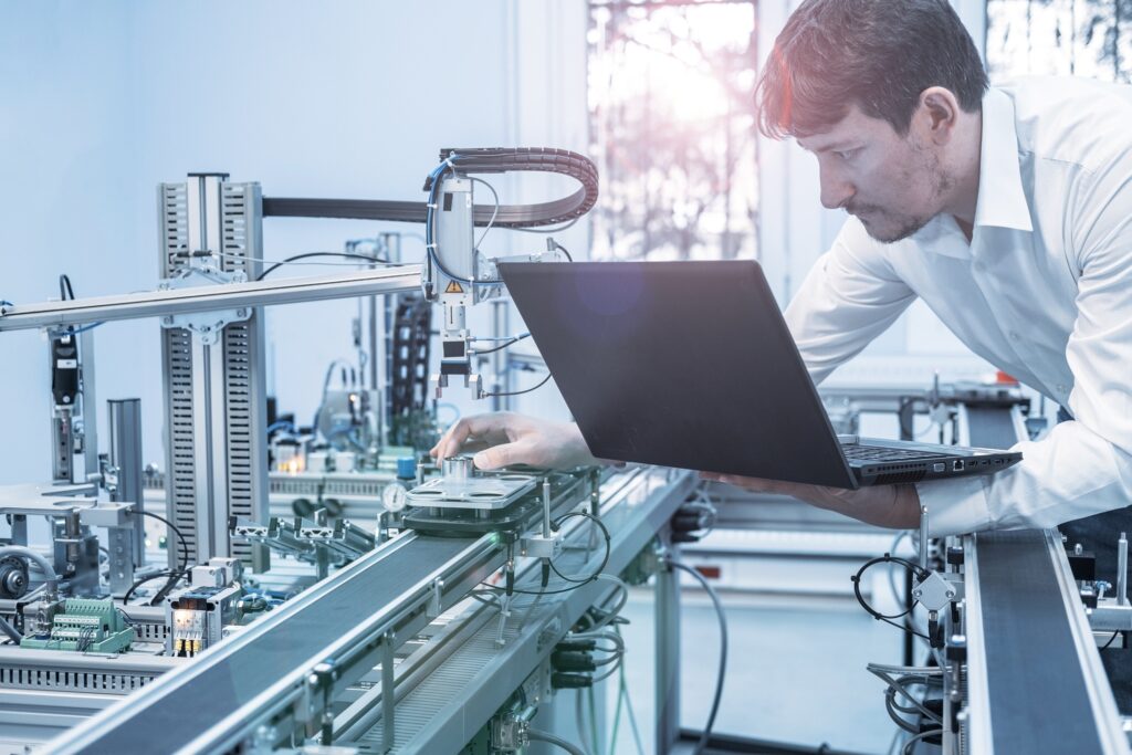 Inżynier automatyk weryfikuje zastosowanie sterownika w trudnych warunkach – sprawdza, czy dużej wartości zakłócenia elektromagnetyczne nie wpływają na wejście analogowe sterownika.