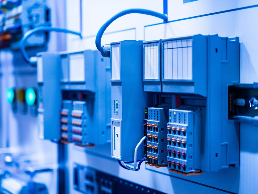 Sterownik PLC podłączony do czujników na linii produkcyjnej automatycznie zbierający dane o wydajności maszyn i stanie procesów