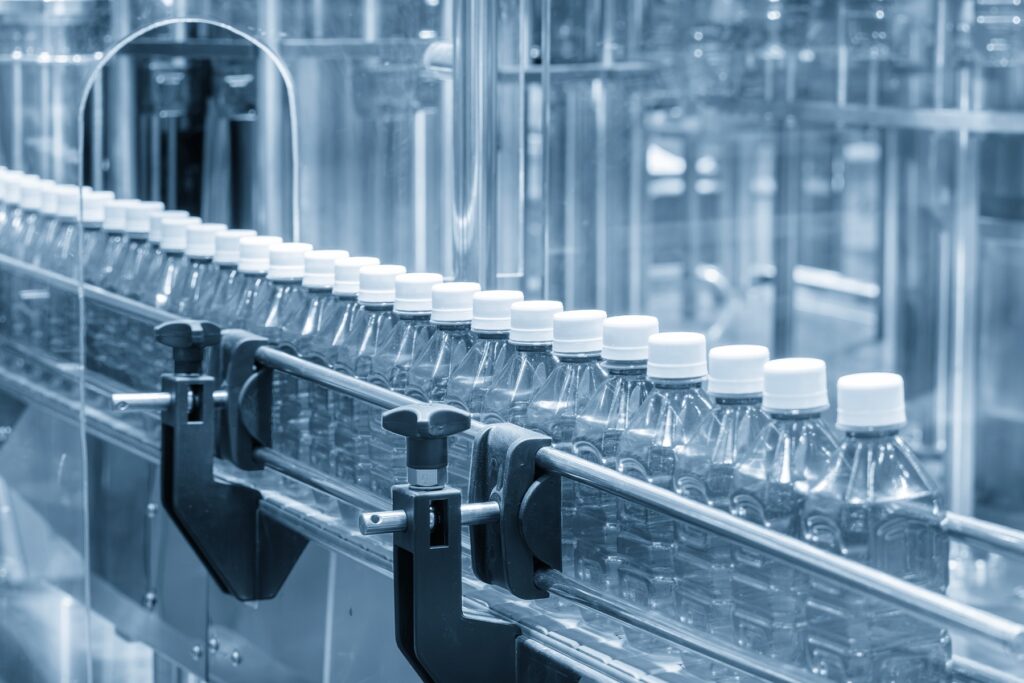Lean manufacturing to system zarządzania produkcją koncentrujący się na maksymalizacji wartości dostarczanej klientowi przy jednoczesnym eliminowaniu wszelkich działań, które wartości tej nie tworzą. Koncepcja lean manufacturing wyrosła z Toyota Production System - metodologii opracowanej przez Taiichi Ohno i Shigeo Shingo w japońskiej firmie Toyota po II wojnie światowej.
Znakomite wyniki ekonomiczne doprowadziły do tego, że Toyota stała się wzorem dla przemysłu globalnego. Lean manufacturing wywodzi się z obserwacji, że w tradycyjnym podejściu produkcja odbywa się w dużych partiach, co generuje nadmierne zapasy i ukrywa problemy jakościowe. System ssący stosowany w lean manufacturing - uruchamianie produkcji na podstawie zamówień klientów - radykalnie zmniejsza zapasy i skraca czas realizacji zamówień.