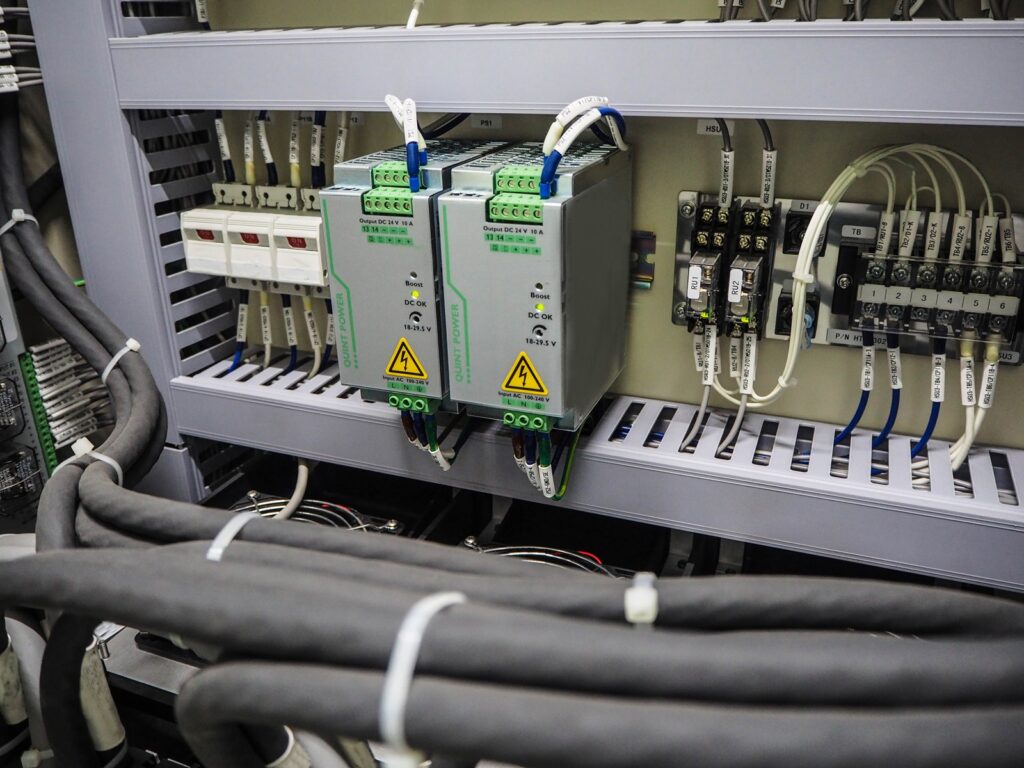 Schemat integracji sterownika PLC z systemem SCADA i MES przez OPC UA