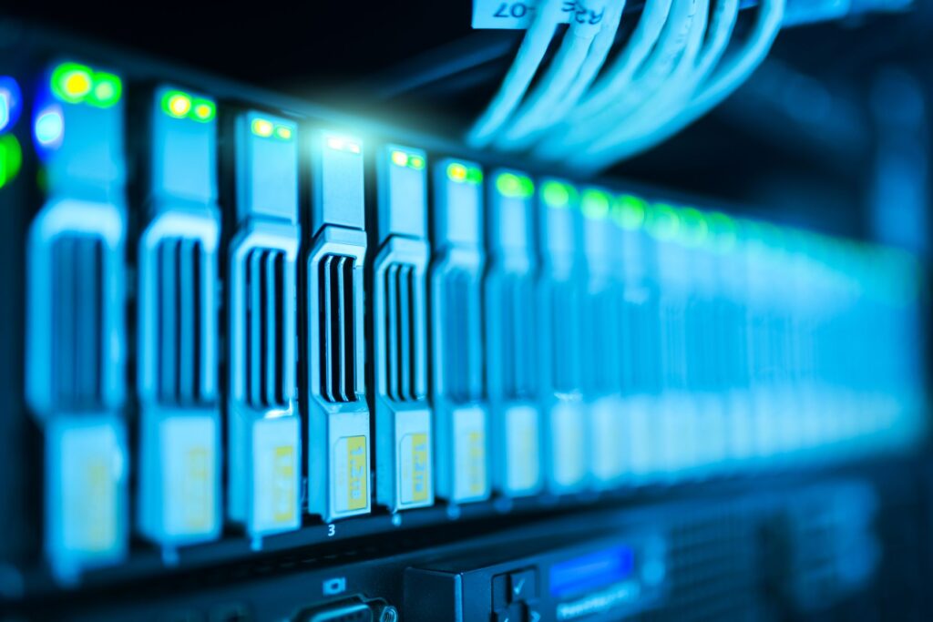 Serwer OPC UA komunikujący się ze sterownikiem PLC na hali produkcyjnej